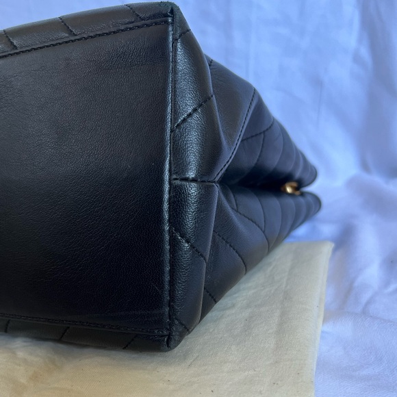 Tory Burch Gold Chain Tote - Picture 6 of 13